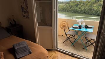 5 quartos, ferros/tábuas de passar roupa, berço de viagem