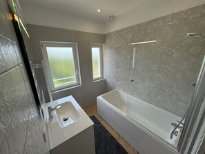 Een douche,  milieuvriendelijk toiletgerief, een haardroger, handdoeken