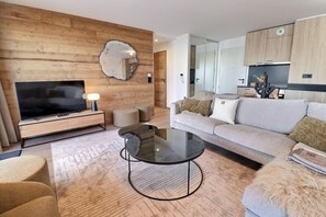 TV - 1st floor, view mountain, terrace, fireplace or stove, 134m², Méribel (Les Allues)