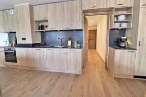 Kühlschrank, Ofen, Geschirrspüler, Wasserkocher mit Kaffee-/Teezubehör