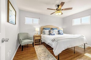 2 bedrooms, desk, iron/ironing board, travel crib - New Adventure Cottage w/ Mountain Views Near Garden of the God's and much more! (Colorado Springs)