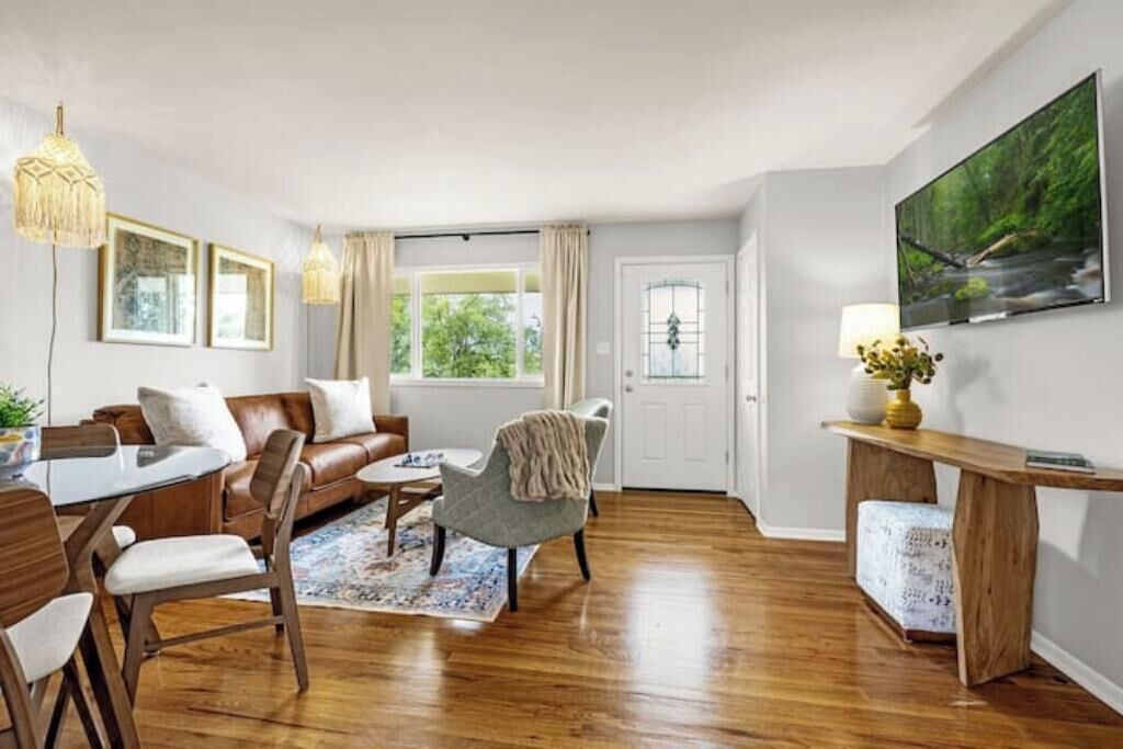 TV connectée, lecteur de DVD, livres, chaîne hi-fi