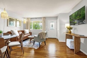 Smart TV, DVD player, books, stereo - New Adventure Cottage w/ Mountain Views Near Garden of the God's and much more! (Colorado Springs)