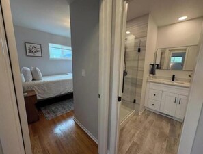 2 bedrooms, desk, iron/ironing board, travel crib - New Adventure Cottage w/ Mountain Views Near Garden of the God's and much more! (Colorado Springs)