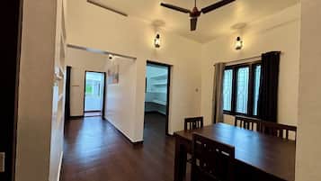 Comfort Apartment, Balcony, City View | In-room dining