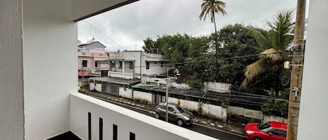 Departamento Confort, balcón, vista a la ciudad | Vista del balcón