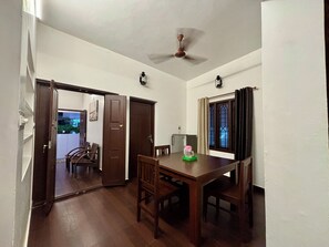 컴포트 아파트 | 객실 내 식사 공간