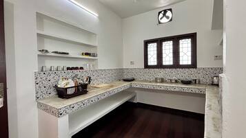 Een koelkast (op verzoek), kookgerei, borden en bestek