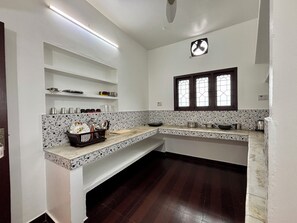 Fridge, cookware/dishes/utensils