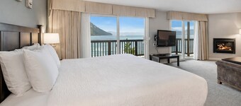 Deluxe Waterfront King_Living Room_Ocean Views