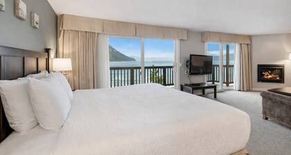 Deluxe Waterfront King_Living Room_Ocean Views