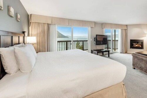 Deluxe Waterfront King_Living Room_Ocean Views