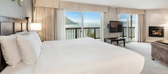 Deluxe Waterfront King_Living Room_Ocean Views