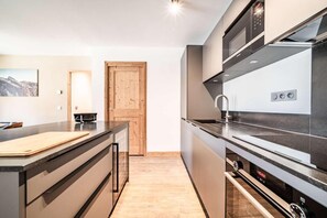 Mikrowelle, Ofen, Geschirrspüler, Wasserkocher mit Kaffee-/Teezubehör