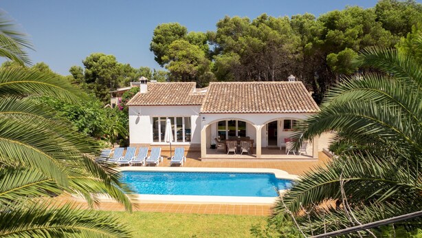 A two-story house with a swimming pool, surrounded by palm trees and a garden. - Villa Margarite in Javea (Javea)