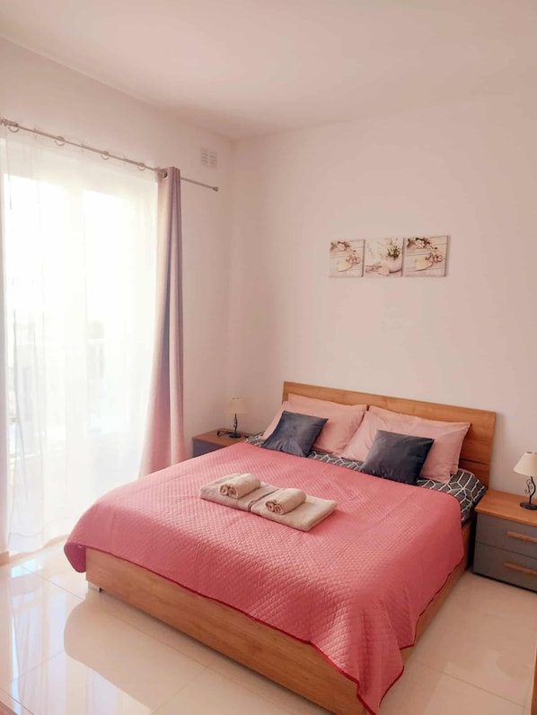 3 habitaciones, tabla de planchar con plancha y cuna de viaje