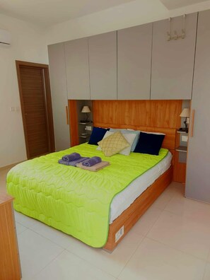 3 habitaciones, tabla de planchar con plancha y cuna de viaje