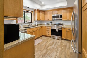 Microwave, oven, stovetop, dishwasher - Sedona Escape: Red Rock Views (Sedona)