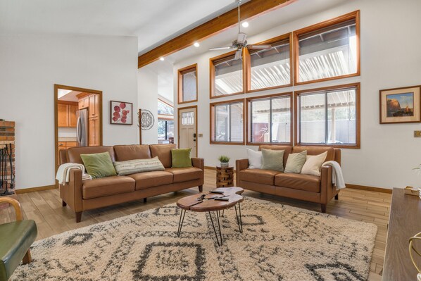 TV, fireplace - Sedona Escape: Red Rock Views (Sedona)