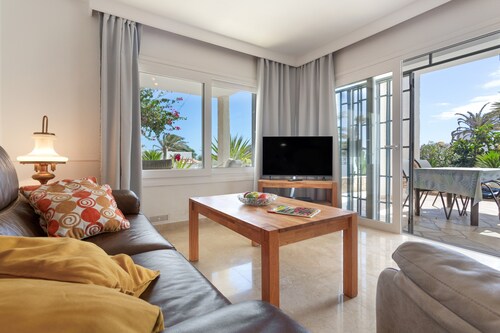 Holiday Chalet 'Chalet Poris' with Sea Views, Private Pool and Wi-Fi