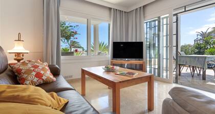 Holiday Chalet 'Chalet Poris' with Sea Views, Private Pool and Wi-Fi