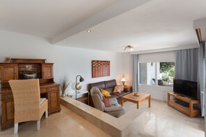 TV - Holiday Chalet 'Chalet Poris' with Sea Views, Private Pool and Wi-Fi (Porís de Abona)