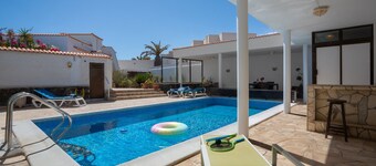 Holiday Chalet 'Chalet Poris' with Sea Views, Private Pool and Wi-Fi