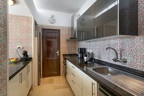 Jääkaappi, mikroaaltouuni, uuni, liesi