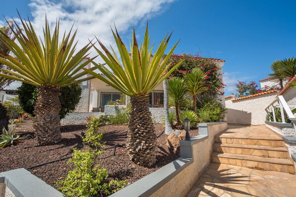Property grounds - Holiday Chalet 'Chalet Poris' with Sea Views, Private Pool and Wi-Fi (Porís de Abona)