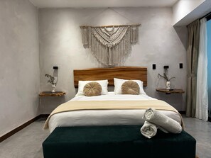 Quarto casal, sacada, vista para o jardim | Escrivaninha, espaço de trabalho para notebook, cortinas blackout