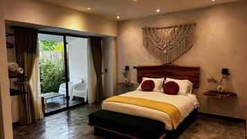 Kamar Double Deluks, pemandangan kebun | Meja kerja, ruang kerja ramah laptop, dan tirai kedap cahaya