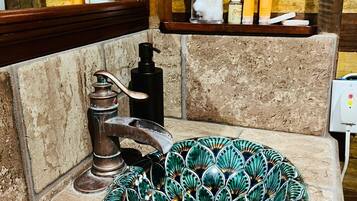 Douche, sĂšche-cheveux, serviettes fournies, savon