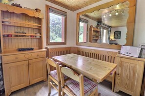 Una cucina accogliente con mobili in legno, un tavolo da pranzo e una panca.