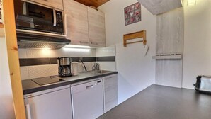 Kaffetrakter/tekoker, kjøleskap, mikrobølgeovn og oppvaskmaskin