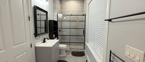 Serviettes fournies, savon, papier de toilette