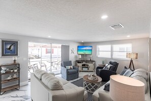 TV, offices - C16 - Stay a While in Sand and Style (Sarasota)