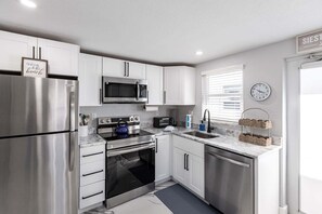 Coffee/tea maker, fridge, microwave, dishwasher - Casa Blanca C16 - Stay a While in Sand and Style (Sarasota)