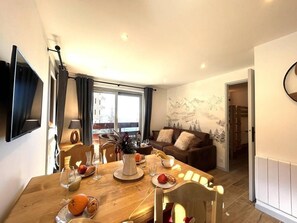 Dining - 230m from shops, 3rd floor, view valley, balcony, tv, 33m², Méribel-Mottaret (Méribel - Les Allues)