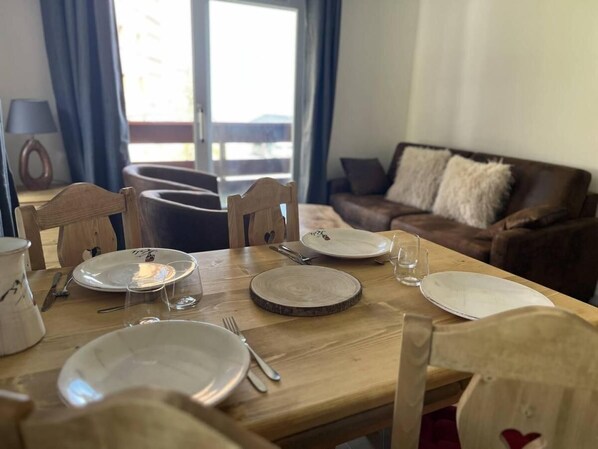 Dining - 230m from shops, 3rd floor, view valley, balcony, tv, 33m², Méribel-Mottaret (Méribel - Les Allues)
