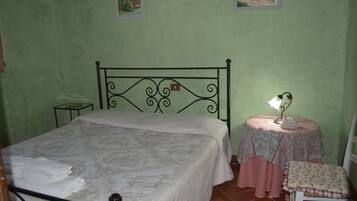 2 bedrooms, travel crib, free WiFi, bed sheets