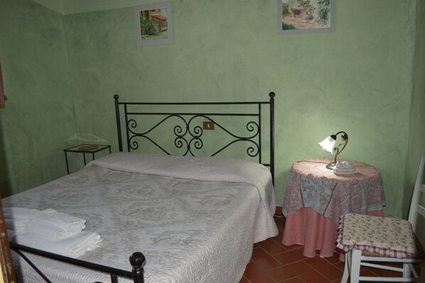 2 bedrooms, travel crib, free WiFi, bed sheets
