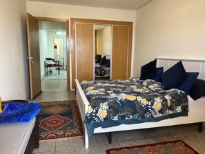 3 habitaciones, tabla de planchar con plancha, wifi y ropa de cama
