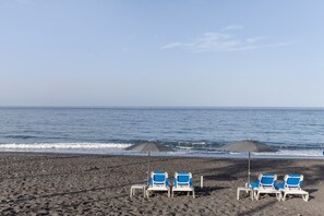 On the beach - Studio 'Martin - 21' with Sea View, Balcony and Wi-Fi (Puerto de Naos)