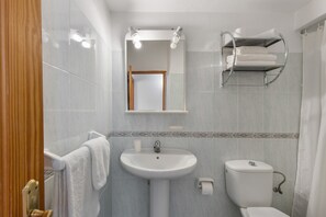 Shower, towels - Studio 'Martin - 21' with Sea View, Balcony and Wi-Fi (Puerto de Naos)