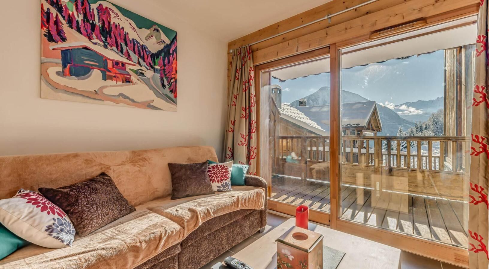 Ein gemütliches Wohnzimmer mit einer Holzsofa, einem Gemälde von einer Berglandschaft und einem Balkon mit Holzbalkon.