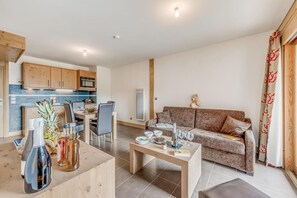 Living area - 100m from resort center, 8th floor, terrace, balcony, parking, tv, ski locker, 39m² (Champagny-en-Vanoise)