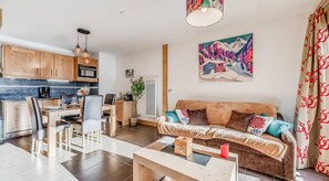 Living area - 100m from resort center, 8th floor, terrace, balcony, parking, tv, ski locker, 39m² (Champagny-en-Vanoise)