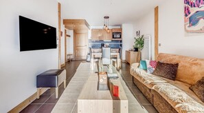 Living area - 100m from resort center, 8th floor, terrace, balcony, parking, tv, ski locker, 39m² (Champagny-en-Vanoise)
