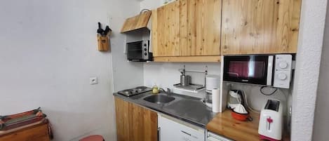 Fridge, oven, coffee/tea maker, toaster