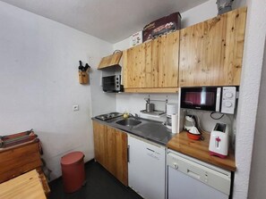 Kühlschrank, Ofen, Wasserkocher mit Kaffee-/Teezubehör, Toaster